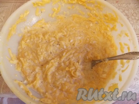 Тыкву очистить, натереть на крупной тёрке, лук мелко нашинковать, чеснок натереть на мелкой тёрке или пропустить через чеснокодавилку, всё соединить, добавить яйца, соль, перец, специи, перемешать, добавить муку и ещё раз тщательно перемещать.