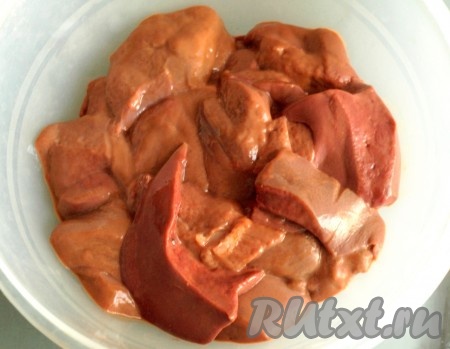 Печень моем, освобождаем от плёночек и режем кусочками средней величины.