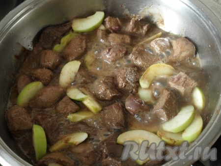 Разогреваем в сковороде растительное масло, кладём печень и обжариваем до исчезновения крови. Затем добавляем к печени яблоки, порезанные крупными дольками, и готовим минуты 3.
