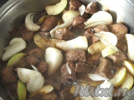 По истечении времени добавляем крупно порезанный лук.