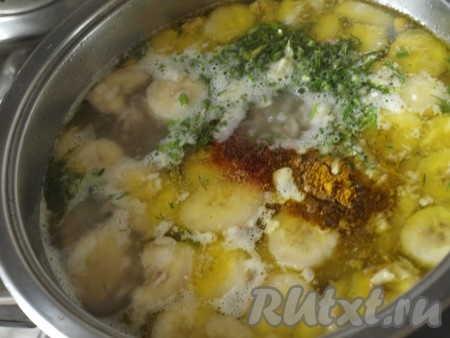 Переложить приготовленную смесь из риса, бананов и овощей в бульон, добавить зелень, карри, красный перец, лавровый лист и тёртый имбирь, порезанную курицу, соль. Варить суп несколько минут.
