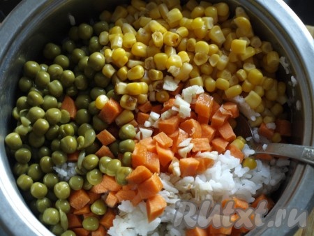 Добавить к приготовленному рису морковь, чеснок, горошек, кукурузу и соевый соус. Хорошо перемешать и закрыть крышкой. Томить на медленном огне около 10 минут.
