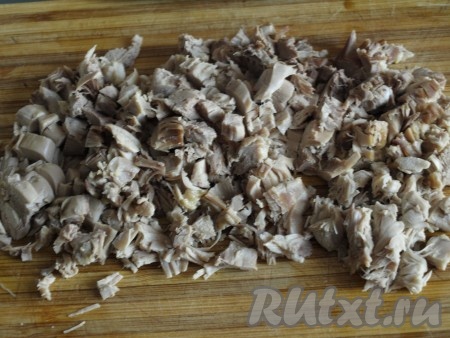 Готовую курицу вынуть из бульона, нарезать кубиками, кости удалить.