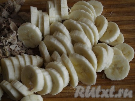Бананы нарезать кружочками. Лучше взять недоспевшие плоды.