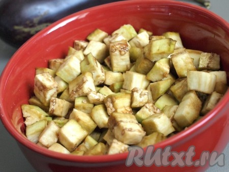 Баклажаны, очищенные от кожуры, режем кубиками, солим и оставляем минут на 30-40.
