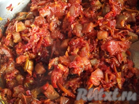 На сковороде с разогретым растительным маслом обжариваем лук с морковью, затем отжимаем баклажаны, добавляем на сковороду и обжариваем вместе. Затем к обжаренным овощам добавляем свеклу, посыпаем её сахаром, перемешиваем. Снимаем с помидоров шкурку и перекручиваем на мясорубке или в комбайне. На сковороду отправляем томатную массу, порезанный болгарский перец, соль, перец, перемешиваем и готовим зажарку 5-7 минут.
