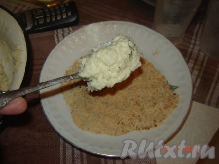 Полученную массу берём столовой ложкой и выкладываем в панировочные сухари, обваливаем и лепим котлетки.