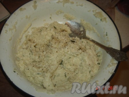 В полученную массу вмешиваем муку и манку, добавляем чёрный молотый перец и ещё раз вымешиваем.
