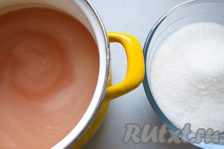 Как только появляется легкое бульканье, снять с огня, добавить сахар, тщательно размешать до его растворения.
