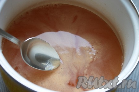 Сок поставить на плиту и довести до кипения, снимая пену. Но не кипятить!
