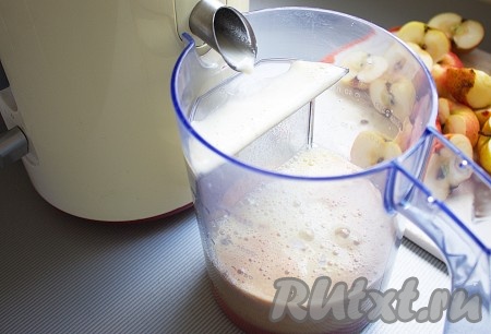 Яблоки разрезать на несколько частей &nbsp;и выжать сок через соковыжималку