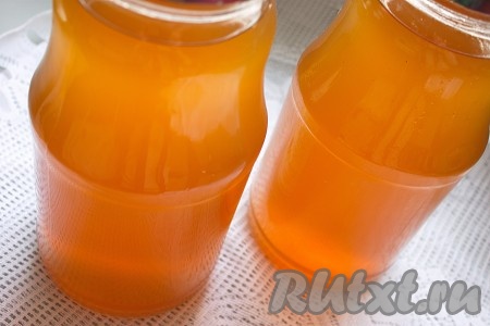 Сок разлить по стерилизованным, сухим банка, НАКРЫТЬ (не закручивать!) крышками и поставить стерилизоваться в таз с водой или в духовку на 20-25 минут при минимальной температуре.&nbsp;Затем банки с соком закатать или плотно закрутить винтовыми крышками, завернуть в одеяло и оставить до полного остывания. Хранить яблочный сок-сироп, приготовленный на зиму, в прохладном месте.
