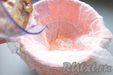 Сок через марлю или мелкое сито процедить в кастрюлю. Затем &nbsp;обязательно (!!!) измерить количество литров процеженного сока.
