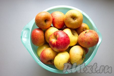 Яблоки хорошо вымыть (я мою чистой губкой для мытья посуды).
