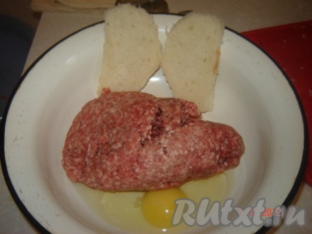 2 кусочка батона вымачиваем в молоке или воде. Выкладываем фарш в миску, добавляем вымоченный батон, специи, соль, перец, разбиваем туда же яйцо и всё хорошенько вымешиваем.
