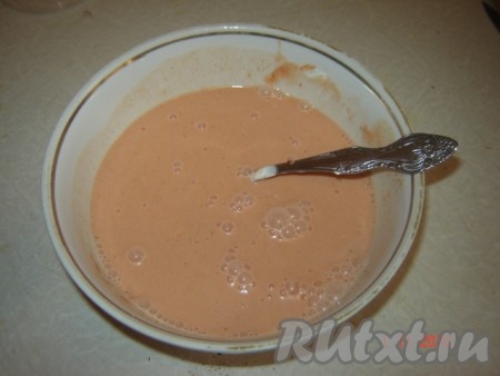 Для приготовления соуса берём сметану, кетчуп, воду, соль, перец, специи и тщательно перемешиваем.
