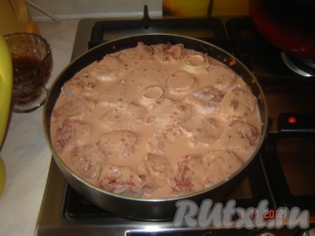 Заливаем рулетики приготовленным соусом.
