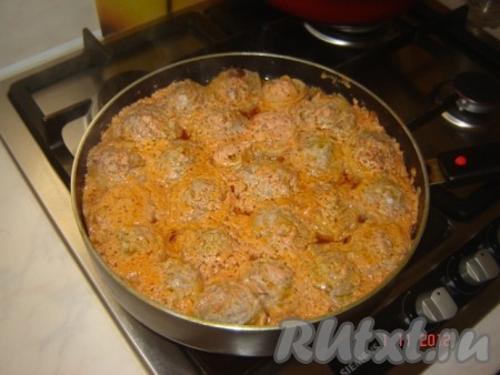 Тушим а-ля пельмени на маленьком огне 20 минут, затем газ выключаем, оставляем настаиваться ещё 10 минут и готово!
