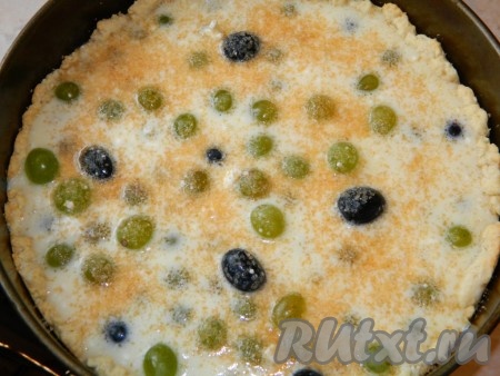 Для приготовления заливки смешать до однородной массы творог, яйца, сахар, сметану и ванилин. Затем на подпеченный корж выложить виноград, вылить заливку и присыпать коричневым сахаром. Выпекать при температуре 200 градусов ещё минут 40.
