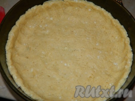 Добавить соду и муку. Замесить тесто. Выложить его в форму, формируя бортики побольше. Поставить в разогретую духовку при температуре 200 градусов на 10 минут.
