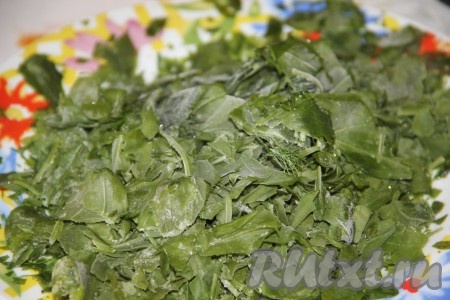 Затем добавить порезанный щавель, отварные яйца, нарезанные кубиками, и выдавленный чеснок.
