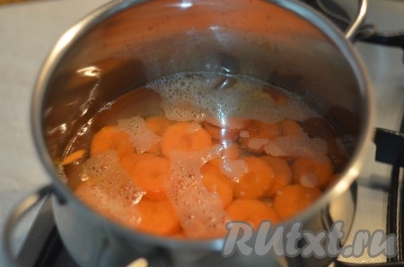 Морковь моем, чистим, нарезаем небольшими кусочками и отвариваем до готовности.
