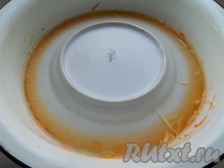 Приготовить маринад: влить в кастрюльку воду, добавить соль, сахар, растительное масло. Поставить на огонь и довести до кипения. В конце влить яблочный уксус. Залить горячим маринадом подготовленную капусту, накрыть тарелкой меньшего размера или чем-то другим. Поставить небольшой груз.