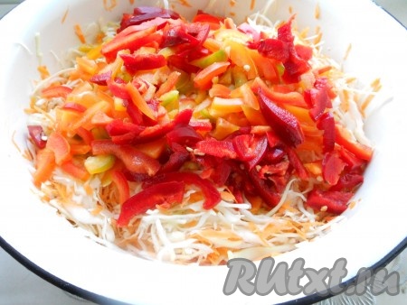 Перец болгарский сладкий очистить от семян и порезать тонкой соломкой. Добавить к капусте.