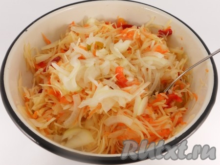 Оставить капусту для маринования на 5-6 часов, после чего отжать маринад. К капусте по желанию можно добавить порезанный тонко репчатый лучок. Я еще добавляла немного&nbsp; растительного масла - очень вкусно.