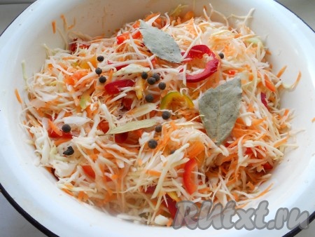 Перемешать хорошо руками, добавить лавровый лист и перец душистый горошком.