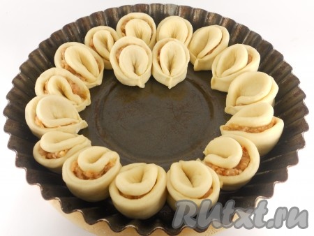 В круглую форму (диаметром 28 см), можно для кекса, но с низкими бортами выкладывать "лепесточки" по кругу, начиная с внешнего края.