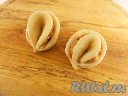 Сложить еще пополам и защипнуть края, оставляя середину открытой.