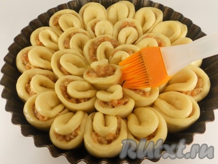 Желток немного взбить, добавить молоко, перемешать. Смазать этой смесью пирог. Оставить для подхода, накрыв полотенцем, в теплом месте на 30 минут.
