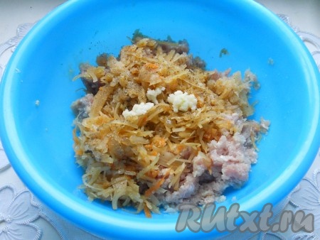 К фаршу добавить тушеную капусту и чеснок, пропущенный через пресс. Посолить и поперчить, хорошо перемешать.&nbsp;