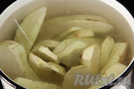 Нарезанные баклажаны выложить в кастрюлю, залить полностью водой, всыпать соль (из расчёта 3 столовых ложки соли на 4 литра воды), поставить на огонь, варить с момента закипания на небольшом огне 5-7 минут.