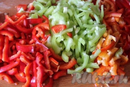 Болгарский перец очистить от семян, промыть водой, нарезать на полоски. Я взяла перцы разных цветов, поэтому готовая закуска получилась не только вкусной, но и очень аппетитной.