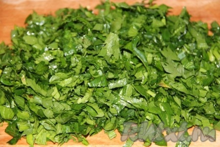 Зелень вымыть, мелко нарезать.