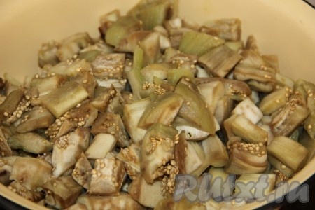 Затем достать баклажаны из воды, дать им остыть. Нарезать баклажаны на средние кубики.