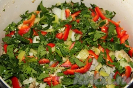 В кастрюлю выложить слоями баклажаны, лук, болгарский перец и зелень, между слоями выдавливать чеснок.