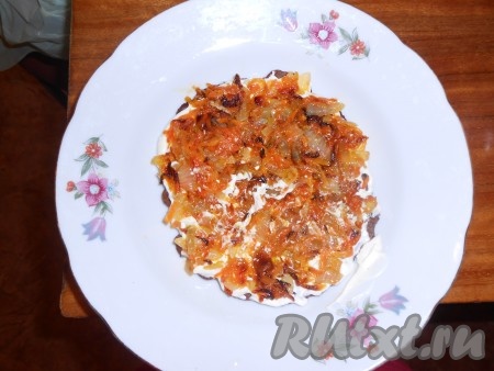 Собираем печеночный торт: выкладываем блин на тарелку, смазываем тонким слоем майонеза, добавляем слой начинки, далее снова блин и т.д.
