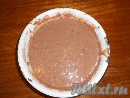 Печень и лук пропускаем через мясорубку, добавляем яйца, молоко, соль, перец, перемешиваем, постепенно добавляем муку. Получается жидкое тесто.
