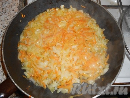 Лук и морковь пережариваем.