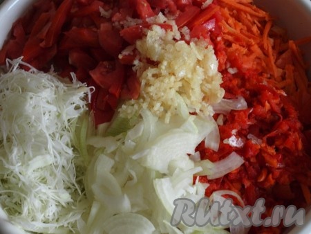Натираем на крупной тёрке морковь, лук режем четверть кольцами, пропускаем через пресс чеснок.

