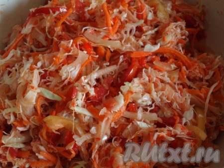 Капусту, морковь, лук, чеснок, морковь и болгарский перец соединяем и перемемешиваем, добавляем соль, сахар, уксус и растительное масло, снова хорошо перемешиваем.
