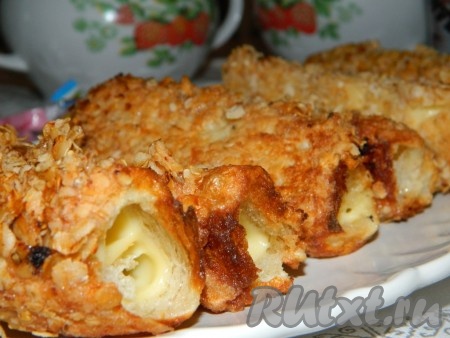 Рулетики из хлеба, приготовленные с сыром в яйце на сковороде, получаются аппетитными, достаточно сытными и очень вкусными.