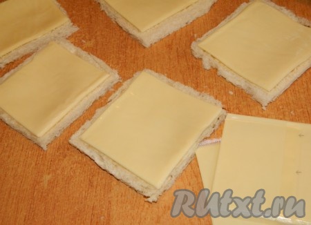 На хлеб раскладываем сыр. Сыр можно взять твёрдых или полутвёрдых сортов, я использовала пластины плавленного сыра.