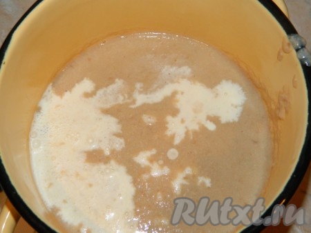 Приготовленный куриный суп взбить блендером в однородную массу, добавить сливки, нагреть до горячего но не кипятить!&nbsp;
