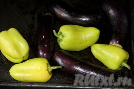 Баклажаны и перец моем, немного обсушиваем, выкладываем на противень и отправляем в разогретую до 180 градусов духовку.