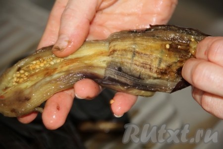 С остывших баклажанов и перцев снимаем шкурку. Из перцев удаляем семена.