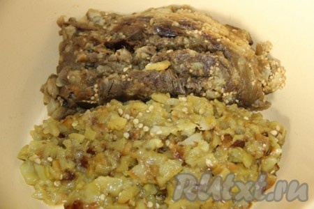 Нарезаем перцы и баклажаны на маленькие кубики, перекладываем в объёмную миску.